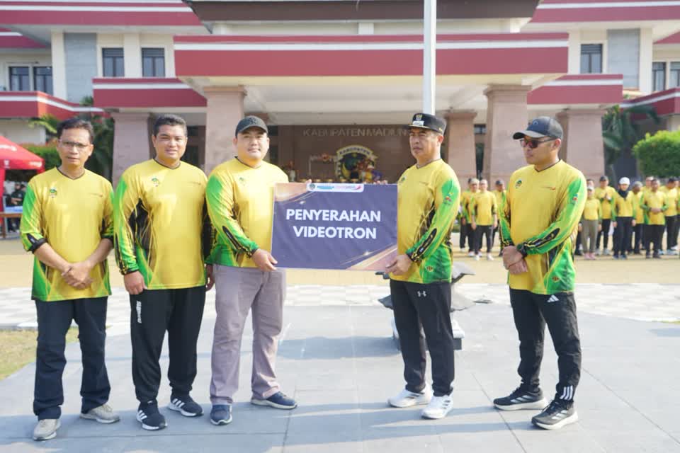 Foto: Bupati Madiun Hari Wuryanto gowes bersama jajaran ASN menuju Pusat Pemerintahan Kabupaten Madiun