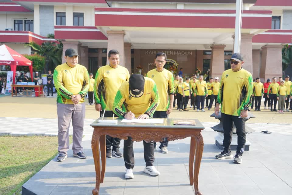 Foto: Bupati Madiun Hari Wuryanto gowes bersama jajaran ASN menuju Pusat Pemerintahan Kabupaten Madiun