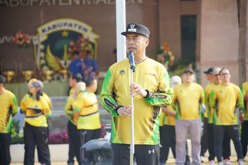 Foto: Bupati Madiun Hari Wuryanto gowes bersama jajaran ASN menuju Pusat Pemerintahan Kabupaten Madiun