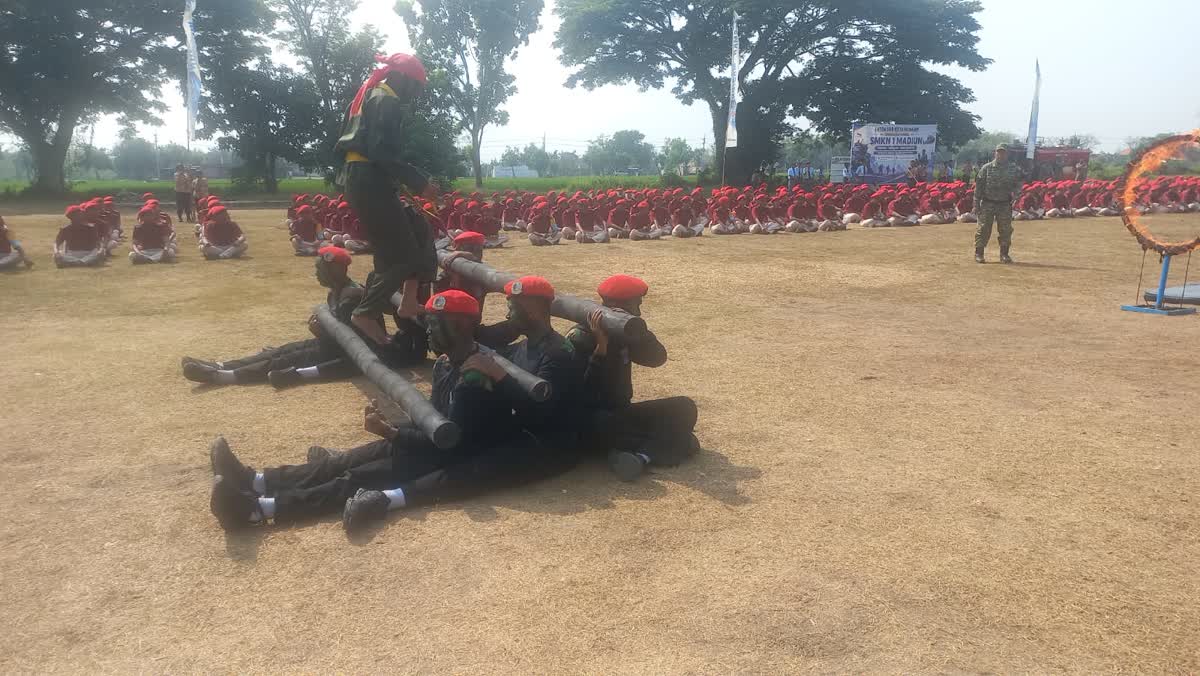 Foto: 641 siswa SMKN 1 Kota Madiun mengikuti penyematan baret usai menuntaskan pendidikan dasar ketarunaan