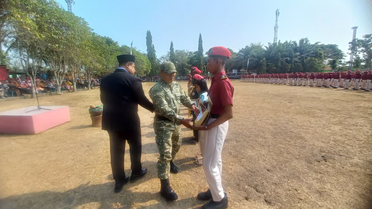 Foto: 641 siswa SMKN 1 Kota Madiun mengikuti penyematan baret usai menuntaskan pendidikan dasar ketarunaan
