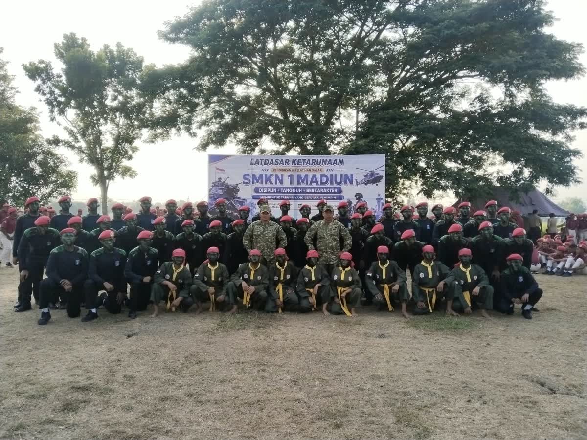 Foto: 641 siswa SMKN 1 Kota Madiun mengikuti penyematan baret usai menuntaskan pendidikan dasar ketarunaan