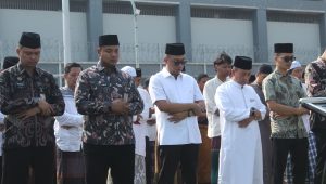 Foto: Ratusan petugas dan warga binaan Rutan Kelas I Surabaya melaksanakan Salat Istisqa di lapangan rutan