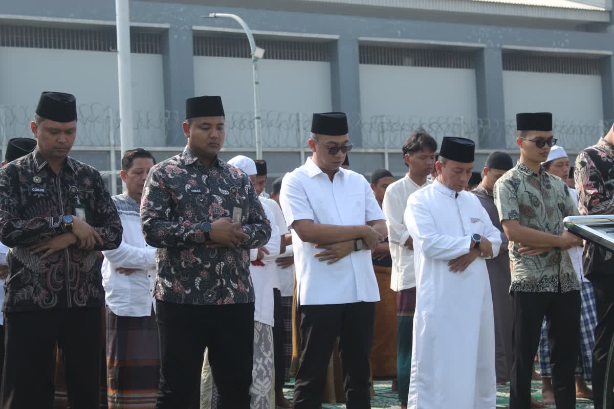 Foto: Ratusan petugas dan warga binaan Rutan Kelas I Surabaya melaksanakan Salat Istisqa di lapangan rutan