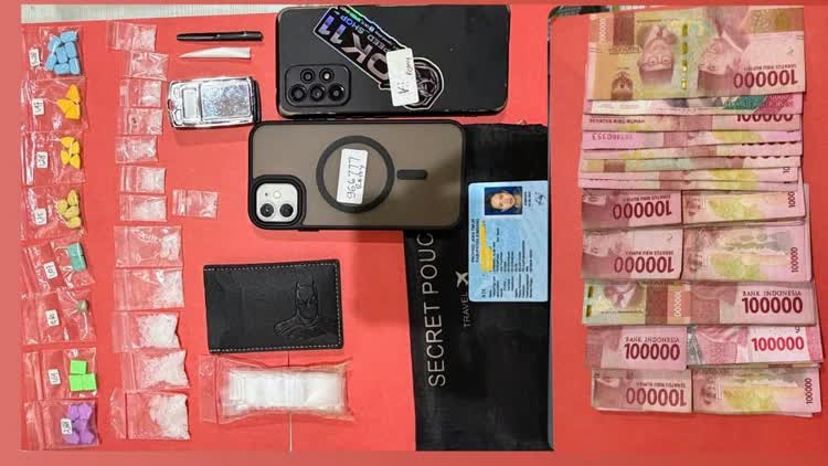 Foto: Satresnarkoba Polrestabes Surabaya mengamankan barang bukti sabu dan ekstasi dari residivis asal Jombang di kawasan Simo Sidomulyo Surabaya