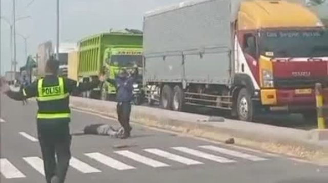 Foto: Polisi mengamankan terduga pelaku dugaan penganiayaan di sekitar JLU Barat Lamongan