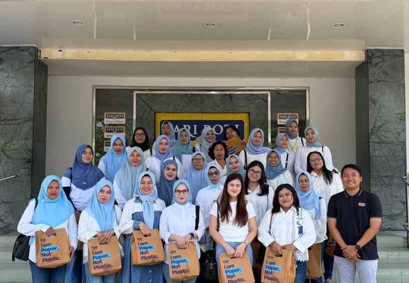 Foto: DWP Rutan Kelas I Surabaya saat mengikuti Factory Visit di pabrik Sari Roti Pasuruan