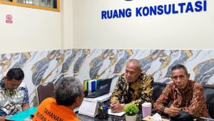 Foto: Konsultasi bantuan hukum bagi tahanan di Pos Bantuan Hukum Rutan Kelas I Surabaya bersama LBH LACAK