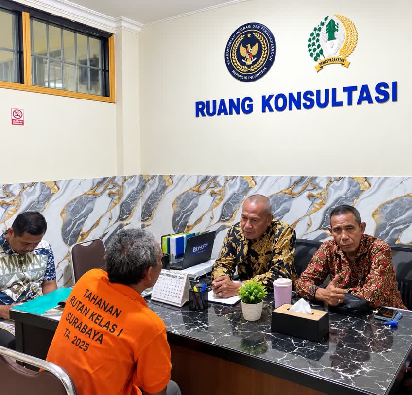 Foto: Konsultasi bantuan hukum bagi tahanan di Pos Bantuan Hukum Rutan Kelas I Surabaya bersama LBH LACAK