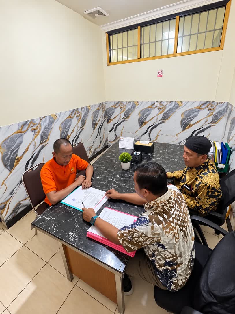 Foto: Konsultasi bantuan hukum bagi tahanan di Pos Bantuan Hukum Rutan Kelas I Surabaya bersama LBH LACAK