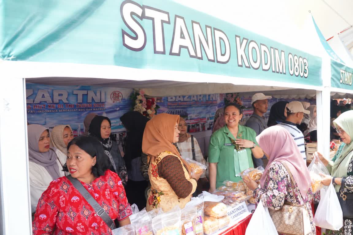 Foto: Bazar sembako Kodim 0803/Madiun dalam rangka menyambut HUT ke-81 TNI di Pahlawan Business Center Kota Madiun
