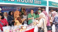 Foto: Bazar sembako Kodim 0803/Madiun dalam rangka menyambut HUT ke-81 TNI di Pahlawan Business Center Kota Madiun