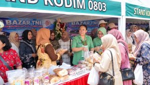 Foto: Bazar sembako Kodim 0803/Madiun dalam rangka menyambut HUT ke-81 TNI di Pahlawan Business Center Kota Madiun