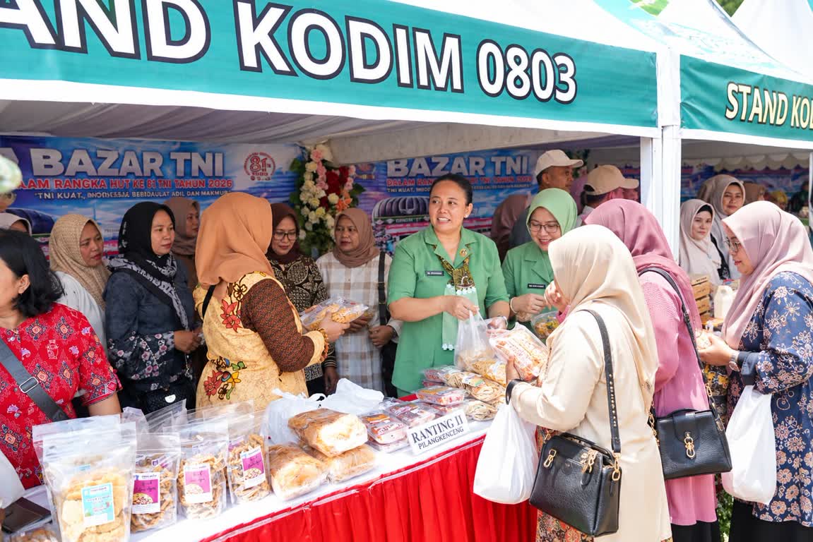 Foto: Bazar sembako Kodim 0803/Madiun dalam rangka menyambut HUT ke-81 TNI di Pahlawan Business Center Kota Madiun
