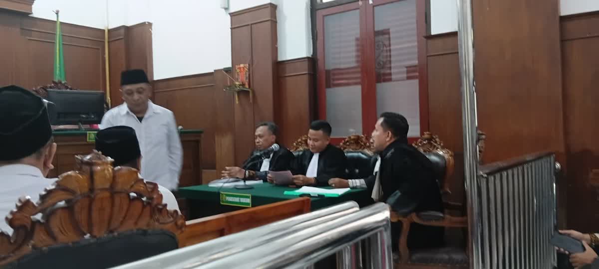 Foto: Sidang perdana tiga terdakwa dugaan pengeroyokan dan penguasaan ruko di PN Surabaya