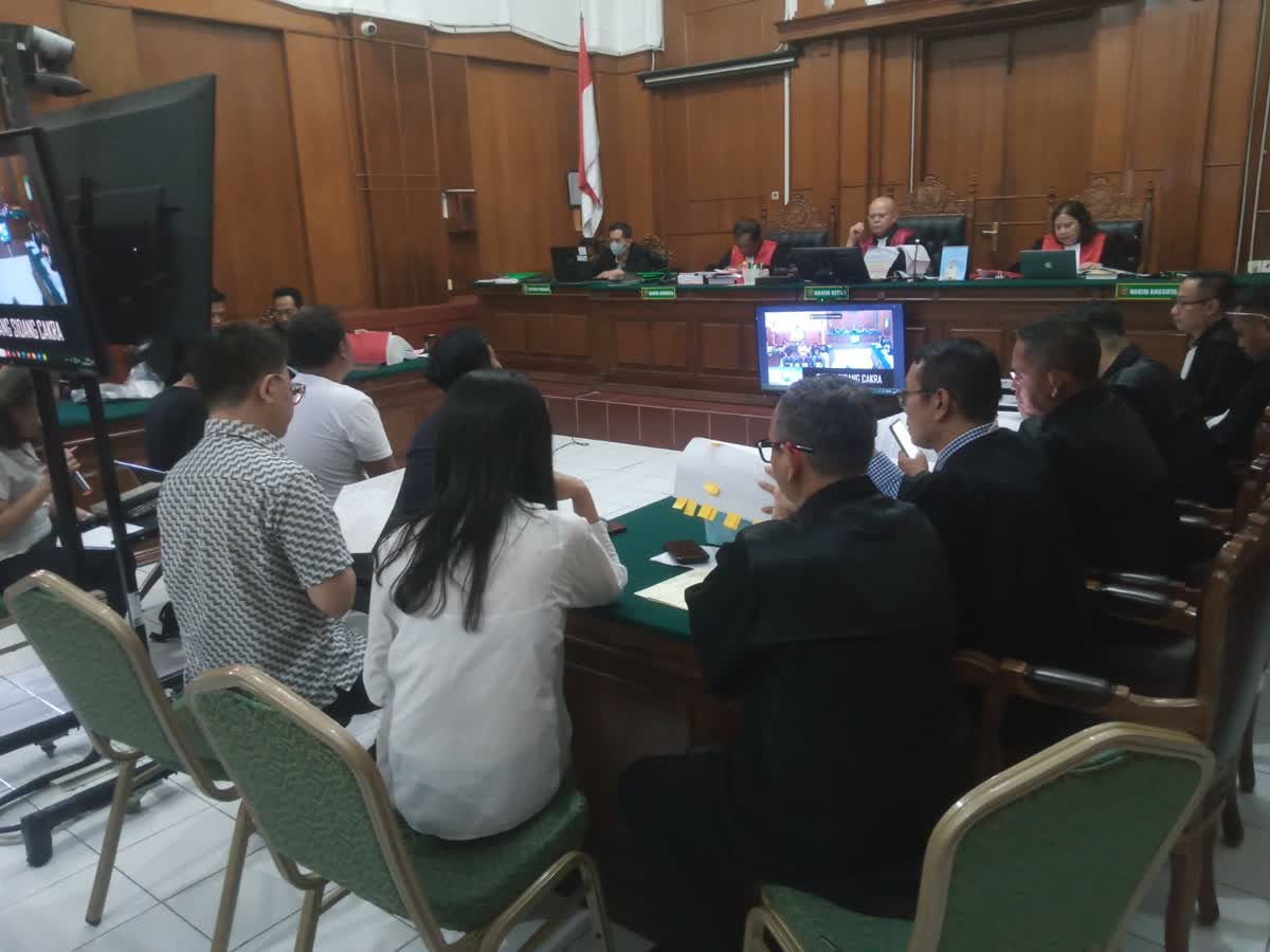 Foto: Terdakwa Fu Liwen dalam perkara dugaan sindikat scamming WNA di Surabaya