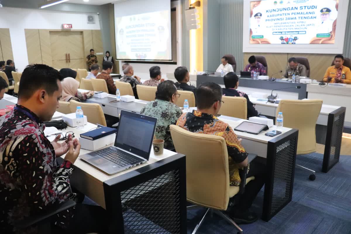 Foto: Bupati Madiun Hari Wuryanto menerima kunjungan studi tiru Pemkab Pemalang terkait penerapan skema KPBU APJ di Kabupaten Madiun.