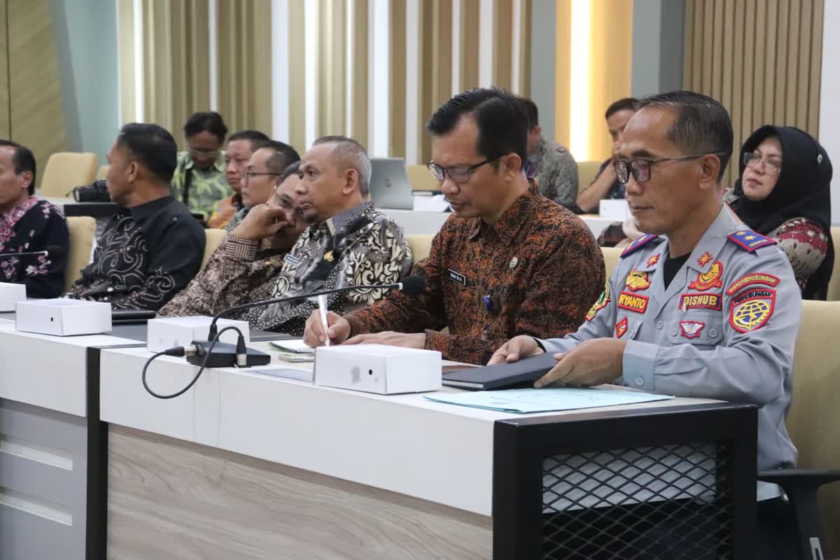 Foto: Bupati Madiun Hari Wuryanto menerima kunjungan studi tiru Pemkab Pemalang terkait penerapan skema KPBU APJ di Kabupaten Madiun.