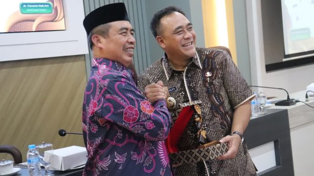 Foto: Bupati Madiun Hari Wuryanto menerima kunjungan studi tiru Pemkab Pemalang terkait penerapan skema KPBU APJ di Kabupaten Madiun.