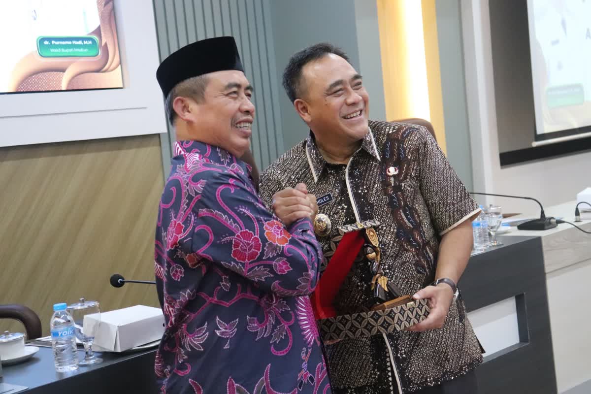 Foto: Bupati Madiun Hari Wuryanto menerima kunjungan studi tiru Pemkab Pemalang terkait penerapan skema KPBU APJ di Kabupaten Madiun.