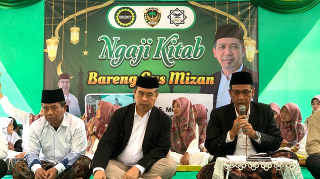 Foto: Bupati Madiun H. Hari Wuryanto menghadiri pengajian rutin dan pengukuhan pengurus BKMT PC di Desa Mojopurno, Kecamatan Wungu.