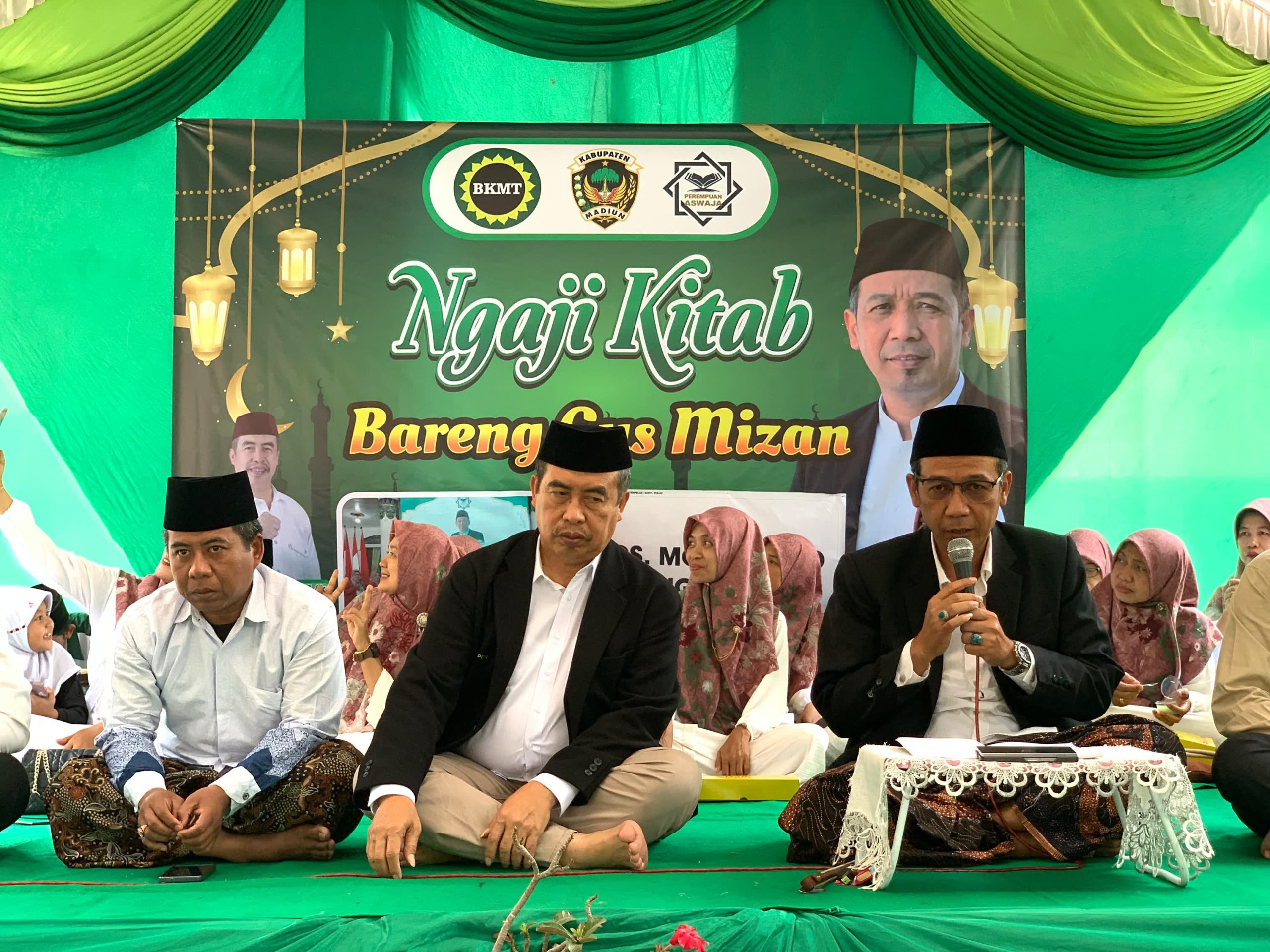 Foto: Bupati Madiun H. Hari Wuryanto menghadiri pengajian rutin dan pengukuhan pengurus BKMT PC di Desa Mojopurno, Kecamatan Wungu.