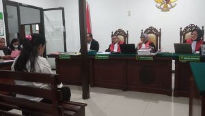 Foto: Terdakwa Lisa Andriana dalam kasus dugaan penyekapan lansia Kusnadi Chandra di PN Surabaya