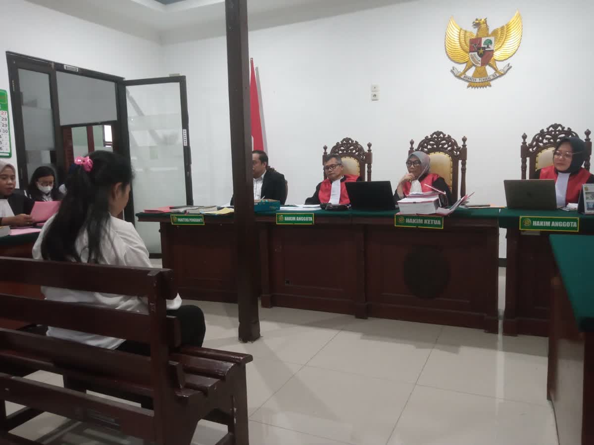 Foto: Terdakwa Lisa Andriana dalam kasus dugaan penyekapan lansia Kusnadi Chandra di PN Surabaya