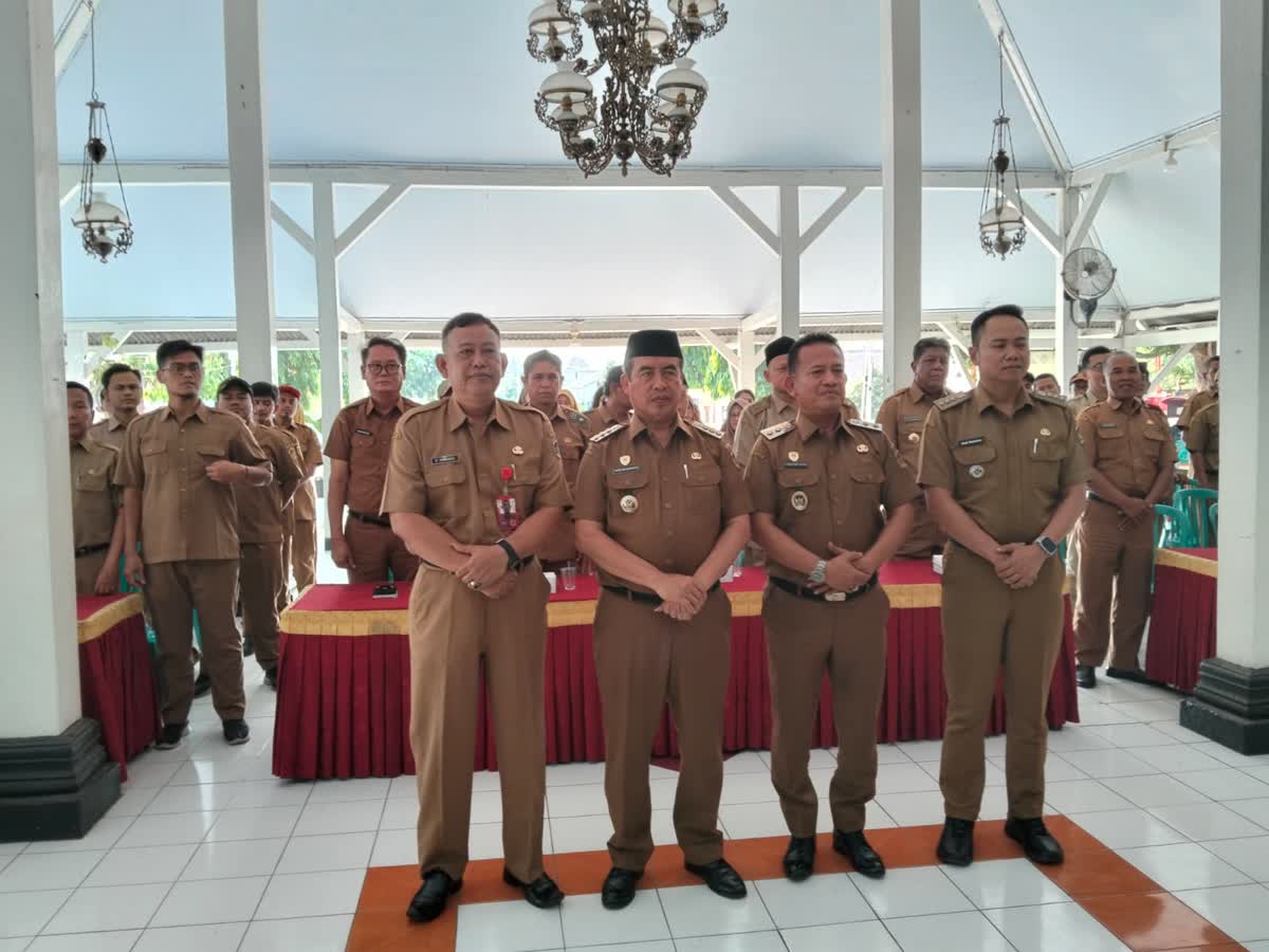 Foto: Camat Geger Dodi Setiawan saat memandu pembinaan perangkat desa tentang administrasi kependudukan di Kabupaten Madiun