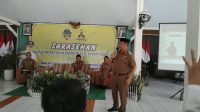 Foto: Bupati Madiun H. Hari Wuryanto saat menyampaikan materi peningkatan aparatur desa tentang tertib administrasi di Kecamatan Geger