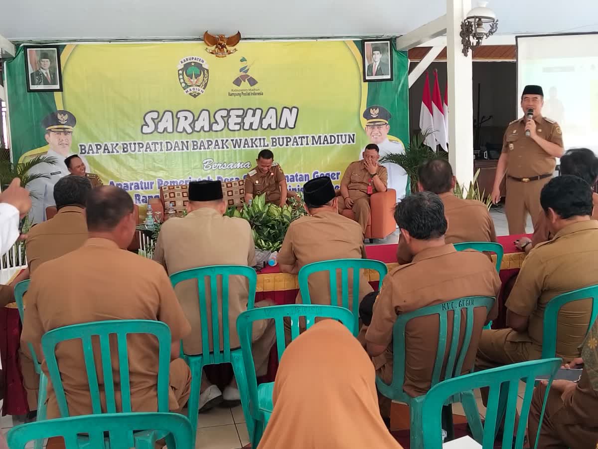 Foto: Bupati Madiun H. Hari Wuryanto saat menyampaikan materi peningkatan aparatur desa tentang tertib administrasi di Kecamatan Geger