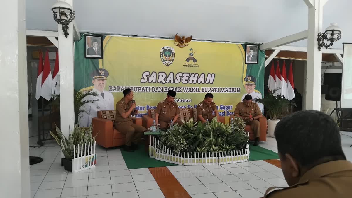 Foto: Camat Geger Dodi Setiawan saat memandu pembinaan perangkat desa tentang administrasi kependudukan di Kabupaten Madiun