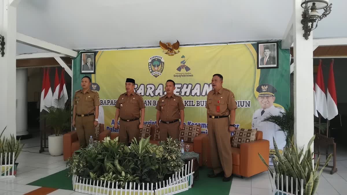 Foto: Bupati Madiun H. Hari Wuryanto saat menyampaikan materi peningkatan aparatur desa tentang tertib administrasi di Kecamatan Geger