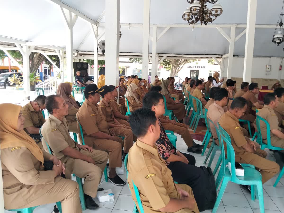Foto: Camat Geger Dodi Setiawan saat memandu pembinaan perangkat desa tentang administrasi kependudukan di Kabupaten Madiun