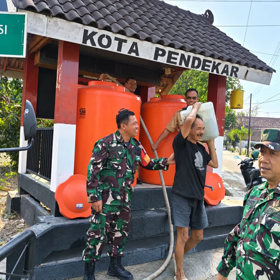 Foto: Kodim 0803/Madiun menyalurkan bantuan air bersih kepada warga RW 05 Kelurahan Kelun, Kota Madiun