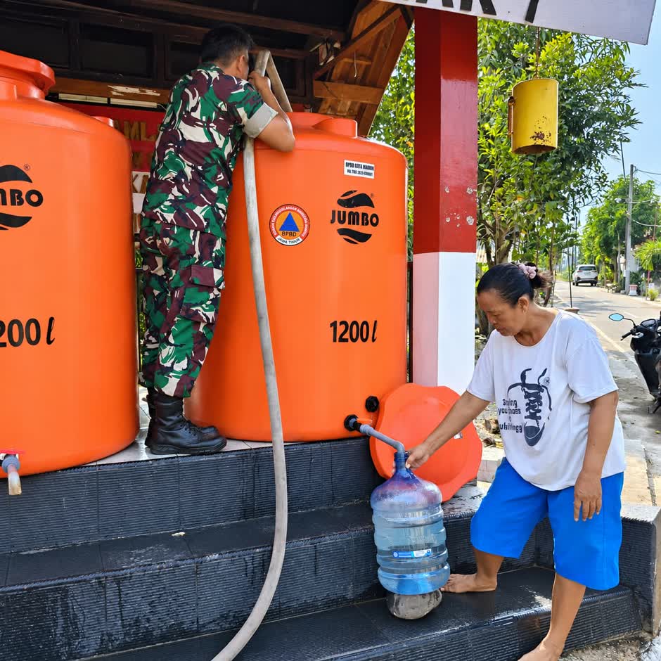 Foto: Kodim 0803/Madiun menyalurkan bantuan air bersih kepada warga RW 05 Kelurahan Kelun, Kota Madiun