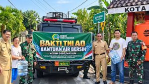 Foto: Kodim 0803/Madiun menyalurkan bantuan air bersih kepada warga RW 05 Kelurahan Kelun, Kota Madiun
