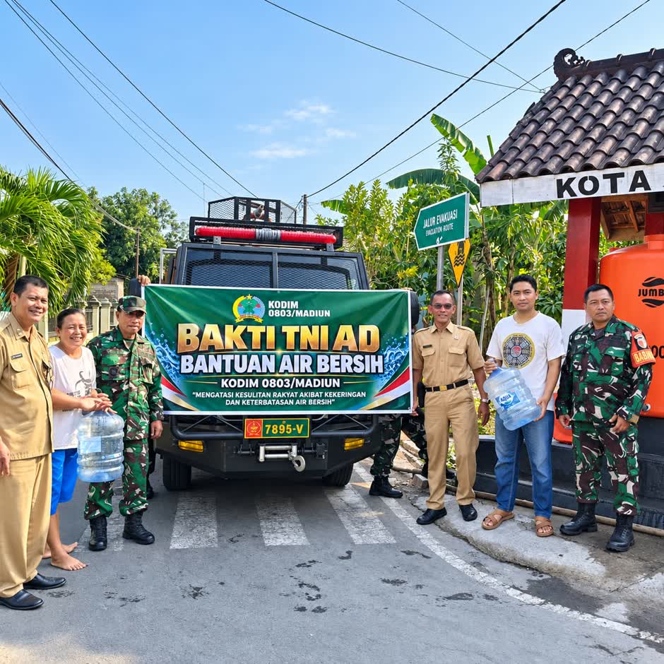 Foto: Kodim 0803/Madiun menyalurkan bantuan air bersih kepada warga RW 05 Kelurahan Kelun, Kota Madiun