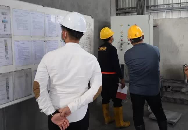Foto: Petugas melakukan penanganan di lokasi ledakan pabrik bata ringan PT Superior Prima Sukses di Desa Warukulon, Kecamatan Pucuk, Lamongan.