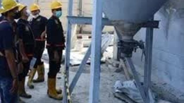 Foto: Petugas melakukan penanganan di lokasi ledakan pabrik bata ringan PT Superior Prima Sukses di Desa Warukulon, Kecamatan Pucuk, Lamongan.