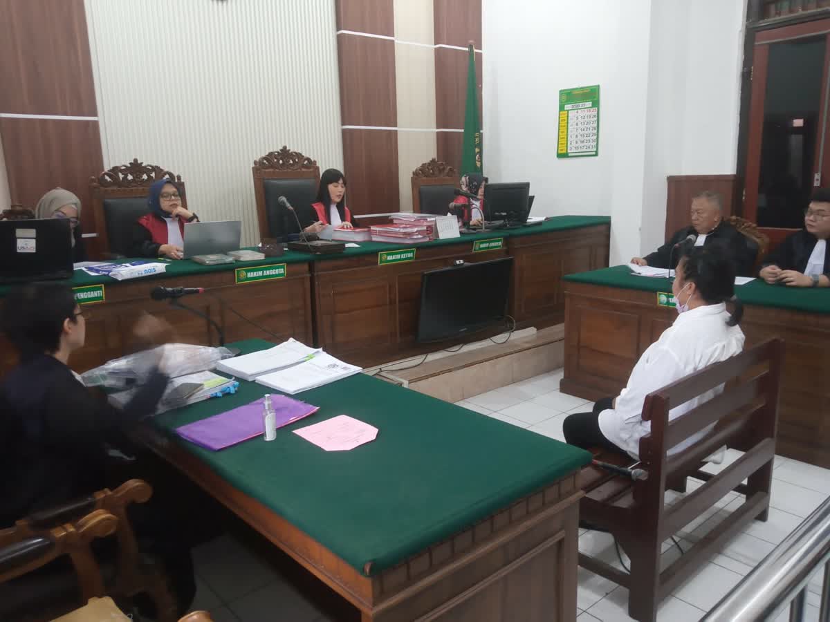Foto: Cinthya Veronica Bitjoli menjalani sidang dugaan penggelapan dana PPPSRS Citraland Vittorio–Apartemen Alessandro di PN Surabaya