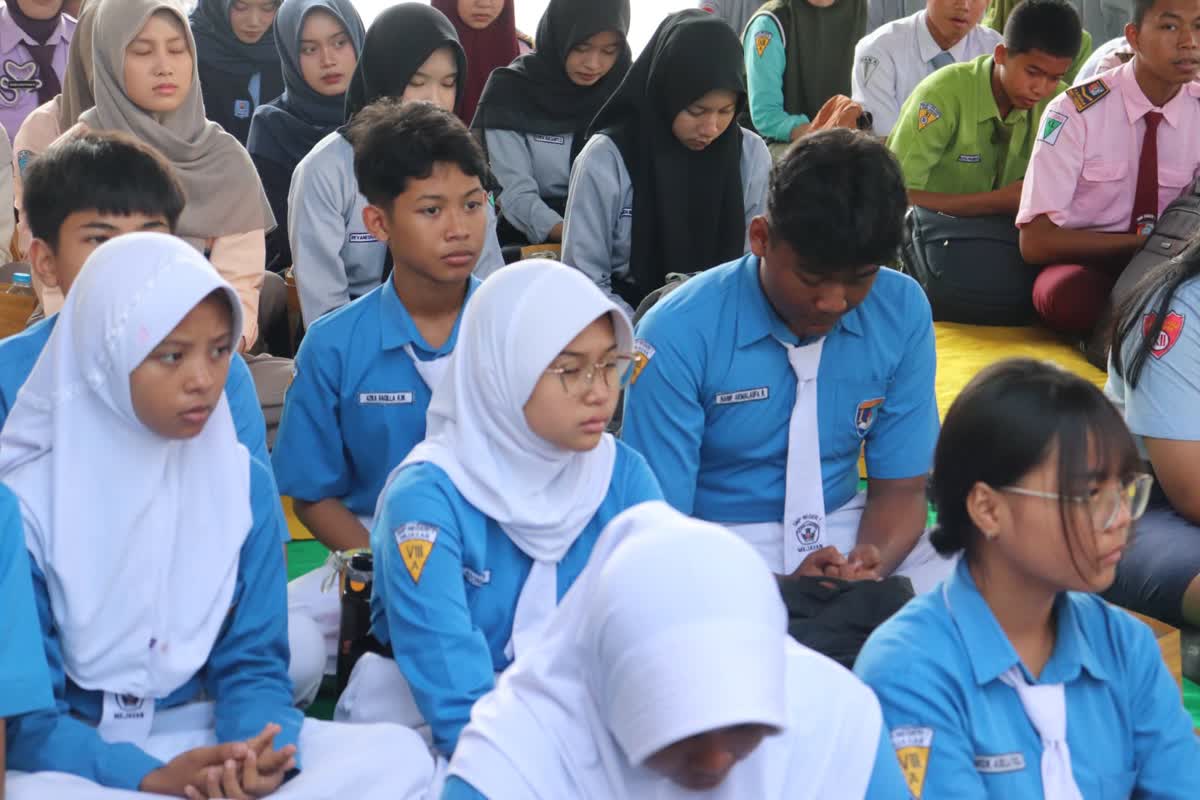Foto: Bupati Madiun Hari Wuryanto saat menghadiri Seminar Ketahanan Bangsa dan Toleransi untuk Pelajar di Desa Bulakrejo, Kecamatan Balerejo.