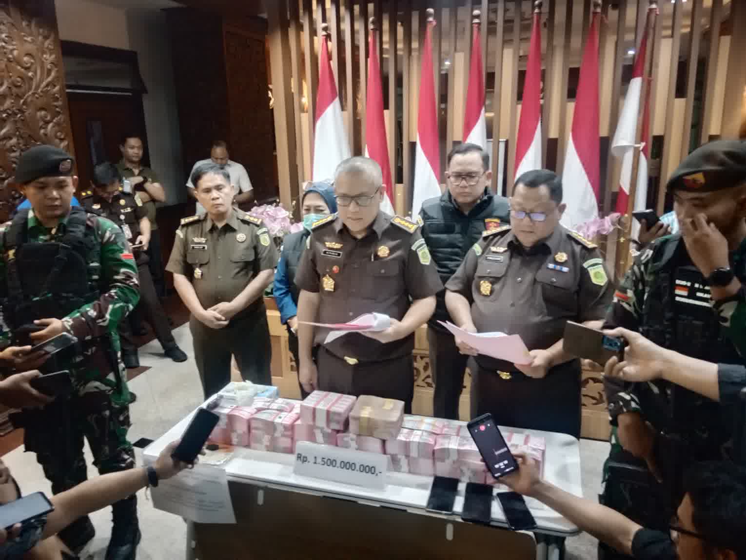 Foto: Kejati Jatim menetapkan SH sebagai tersangka kelima kasus dugaan korupsi penyaluran KUR BNI Cabang Jember