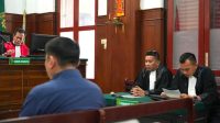 Foto: Kuasa hukum Santoso Utomo Tjioe Edward Raimond saat membahas pembuktian perkara wire rope di PN Surabaya Foto: Kuasa hukum Santoso Utomo Tjioe Edward Raimond saat membahas pembuktian perkara wire rope di PN Surabaya