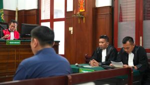 Foto: Kuasa hukum Santoso Utomo Tjioe Edward Raimond saat membahas pembuktian perkara wire rope di PN Surabaya