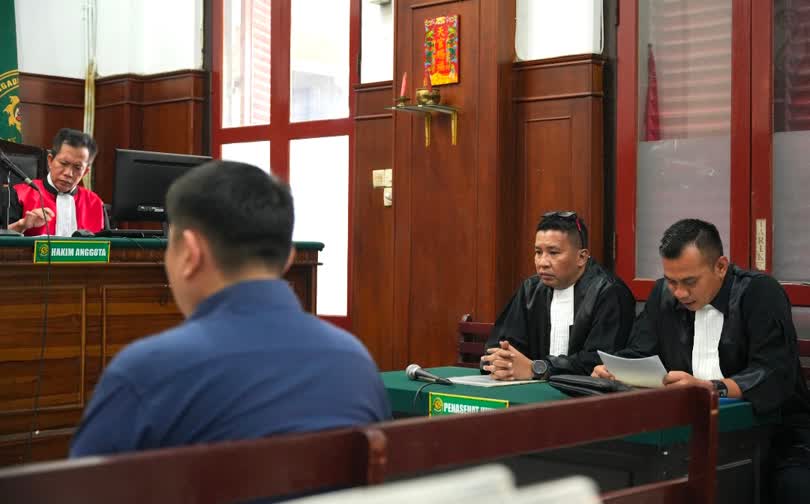 Foto: Kuasa hukum Santoso Utomo Tjioe Edward Raimond saat membahas pembuktian perkara wire rope di PN Surabaya