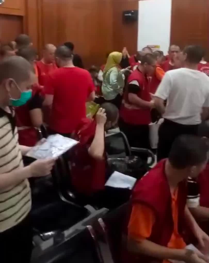 Foto: 41 WNA terdakwa sindikat online scam menjalani persidangan di PN Surabaya