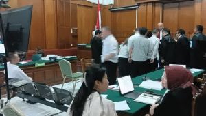 Foto: Saksi Ryotaro Takano memberikan keterangan dalam persidangan perkara dugaan penipuan daring WN Jepang di PN Surabaya