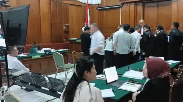 Foto: Saksi Ryotaro Takano memberikan keterangan dalam persidangan perkara dugaan penipuan daring WN Jepang di PN Surabaya
