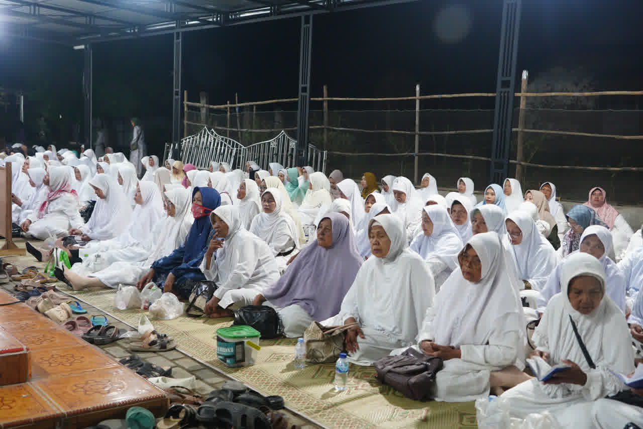 Foto: Bupati Madiun H. Hari Wuryanto menghadiri Majelis Dzikir Maulidurrasul di Masjid Ar-Ruman Desa Prambon, Dagangan.